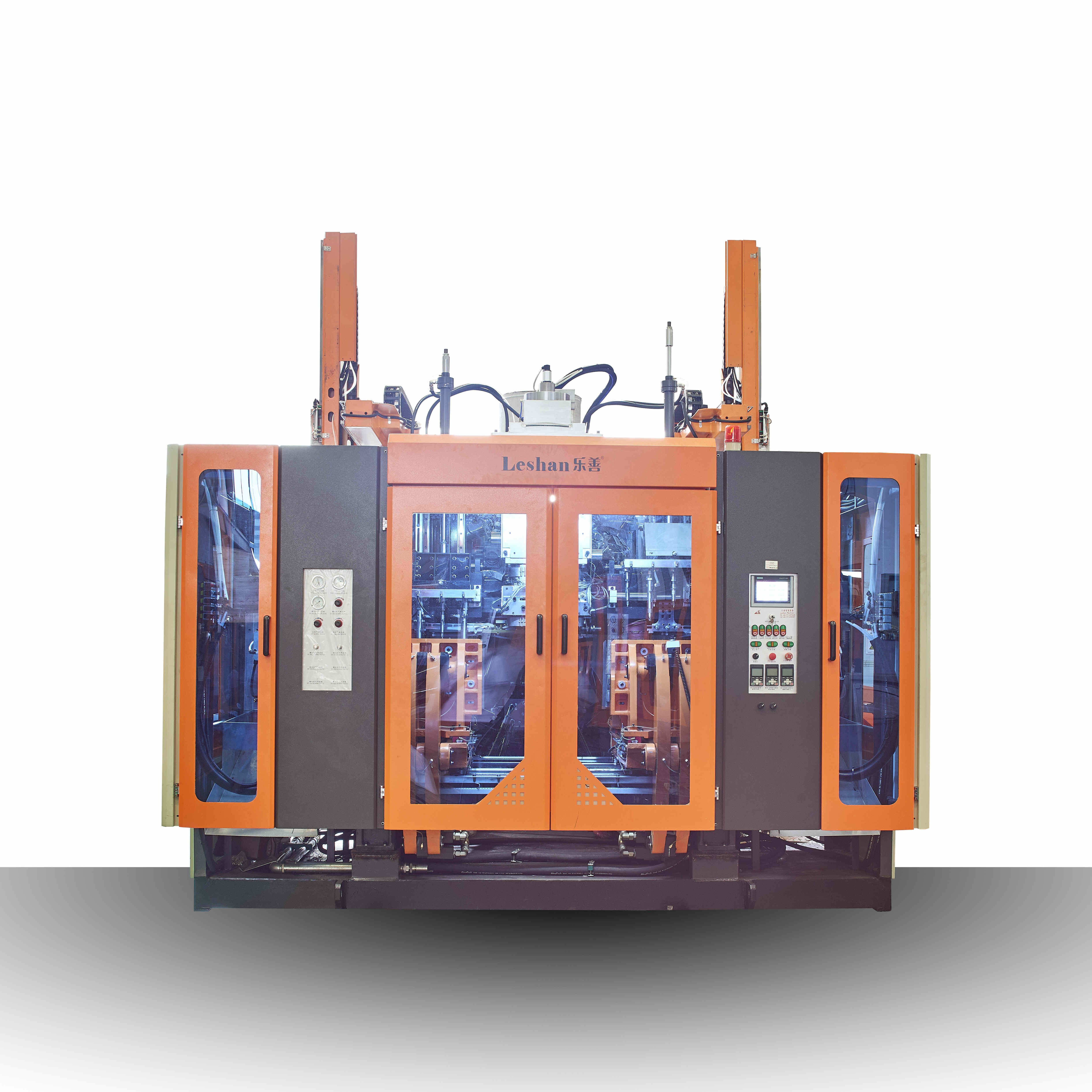 What is the working principle of a blow molding machine?